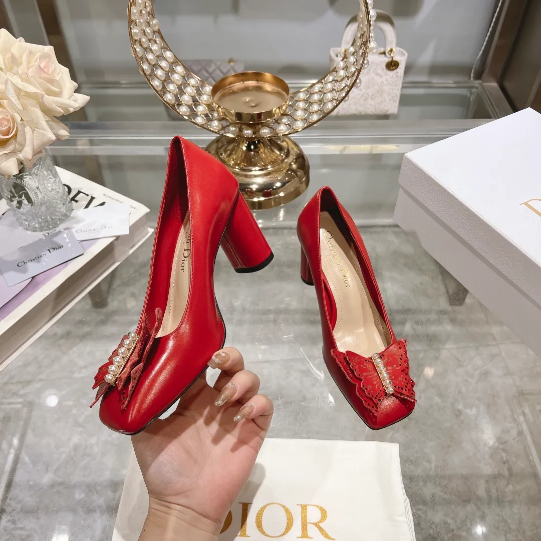 👟👟Ex-factory price 560👟👟 2024 early spring new style ◼️Dior ◼️Dior spring and summer latest fashion show haute couture series sandals Bow Mary Jane ——— Ldylle retro Roman style doll women's sandals CD pearl five metal buckle bow low-heeled women's single shoes Original development top high-end version Material: imported cow patent leather upper + water-dyed sheepskin lining + original molded pearl buckle + Italian genuine leather outsole Size: 34-40 (34.40. Customization is non-refundable and non-exchangeable) Heel height: 4.5cm 8.5cm